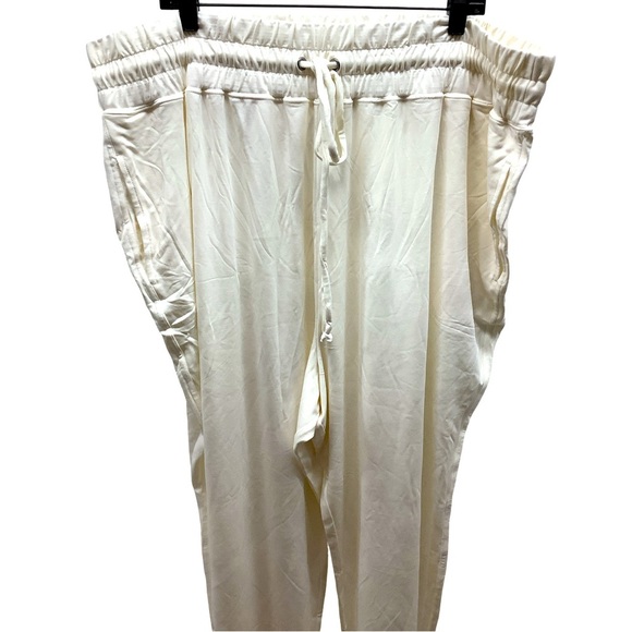 Fabletics Blaine Jogger II White Jogger Sweatpants Size 4X. New With Tags - Picture 2 of 7